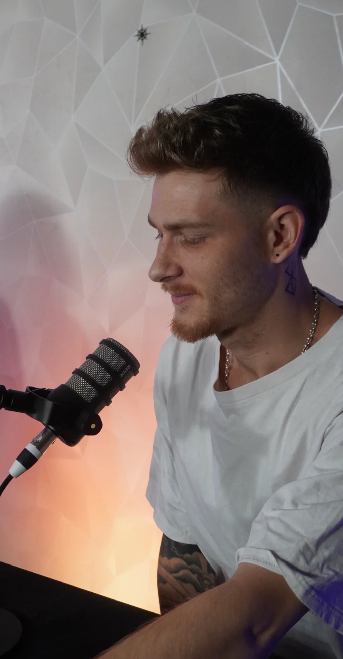 NIAVO derrière le micro en studio